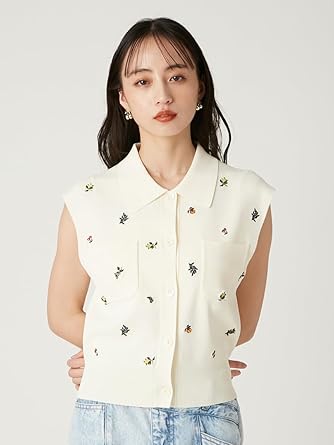 フルーツ刺繍ポロカラーノースリニットジレ/接触冷感　アイボリー　frayid FRAY I.D（フレイアイディー）の「フルーツ刺繍ポロカラーノースリ